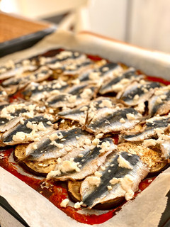 Una foto de Sardinas al horno estilo mediterráneo