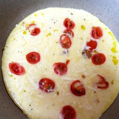 My Cheese & Onion Omelette with Tomato 💚 A picture of My Cheese & Onion Omelette with Tomato 💚.