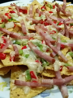 Una foto de Nachos mexicanos con pimiento🌶️, cebolla🧅y bacon🥩. 😋