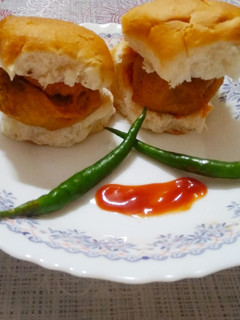 वडापाव (vadapav recipe in marathi) रेसिपी चे मुख्य फोटो