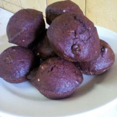 A picture of Peanut/Raisins Chocolate Muffins.