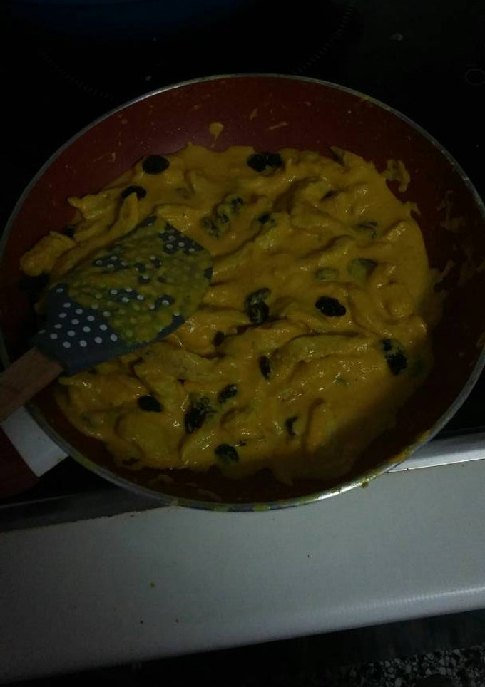 Una foto de Pollo en salsa con manzana y pasas