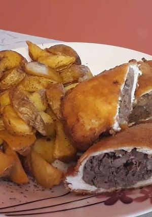 Fűszeres csirkemájjal töltött csirkemell rántva steak burgonyával recept fotója