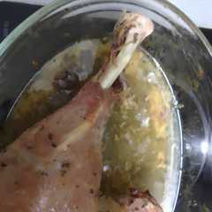 Una foto de Pierna de pavo a las flores nas hierbas al horno