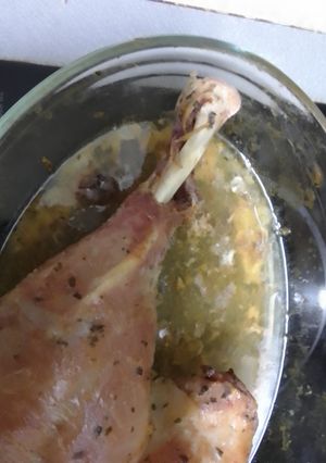 Una foto de Pierna de pavo a las flores nas hierbas al horno