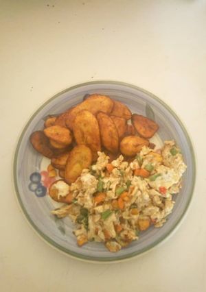 A picture of Fried plantain and vegetable omellete.
