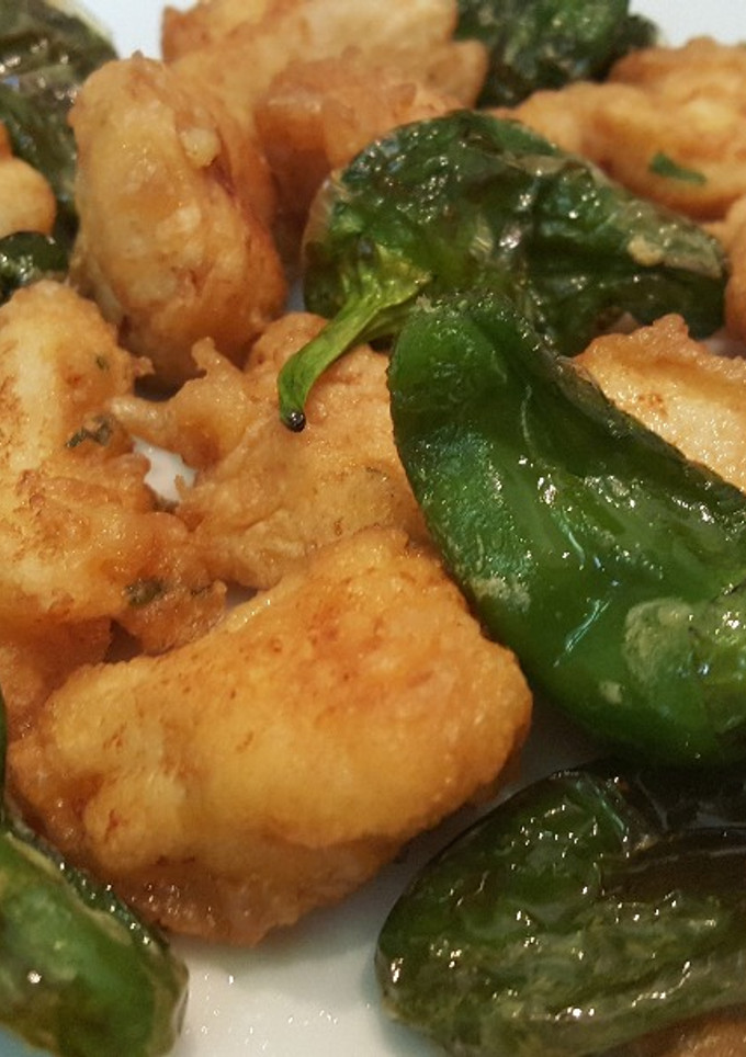 Una foto de Buñuelos de rape y langostinos con pimientos del padrón 