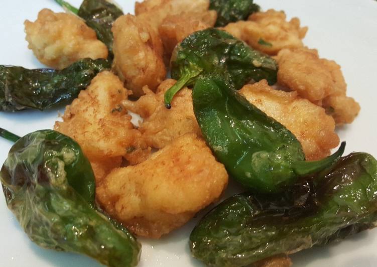 Buñuelos de rape y langostinos con pimientos del padrón