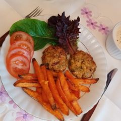 A picture of Cheesy chicken and broccoli patties.