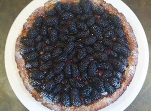 Foto di Crostata ciliegie e more di gelso frolla al miele e rosmarino