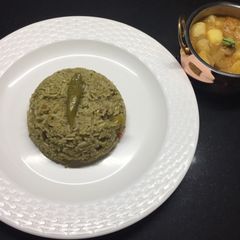 A picture of Masala rice with aloo gravy.