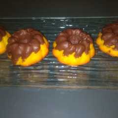 Una foto de Bizcocho de naranja con cobertura de chocolate