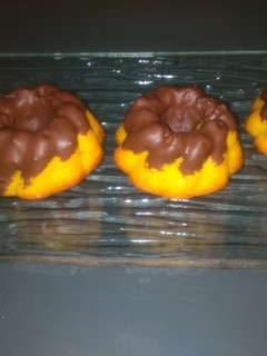 Una foto de Bizcocho de naranja con cobertura de chocolate