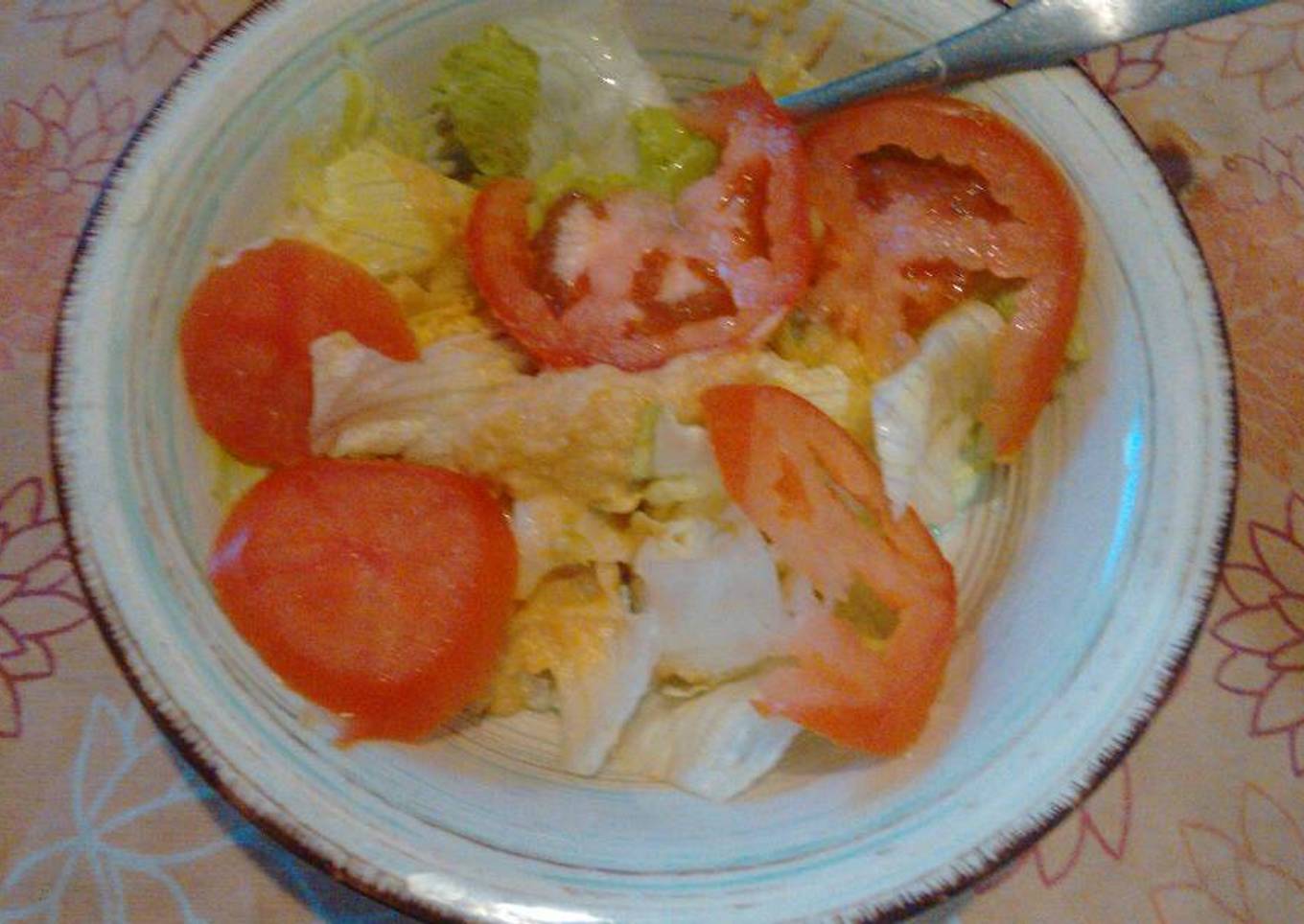 Ensalada sencilla con hummus. ॐ