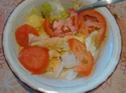 Una foto de ensalada con hummus