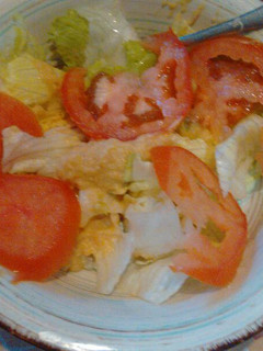 Una foto de Ensalada sencilla con hummus. ॐ