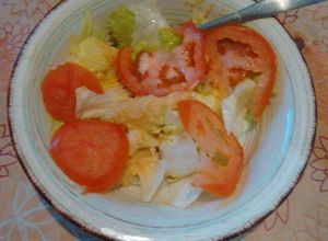 Una foto de Ensalada sencilla con hummus. ॐ