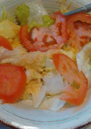 Una foto de Ensalada sencilla con hummus. ॐ