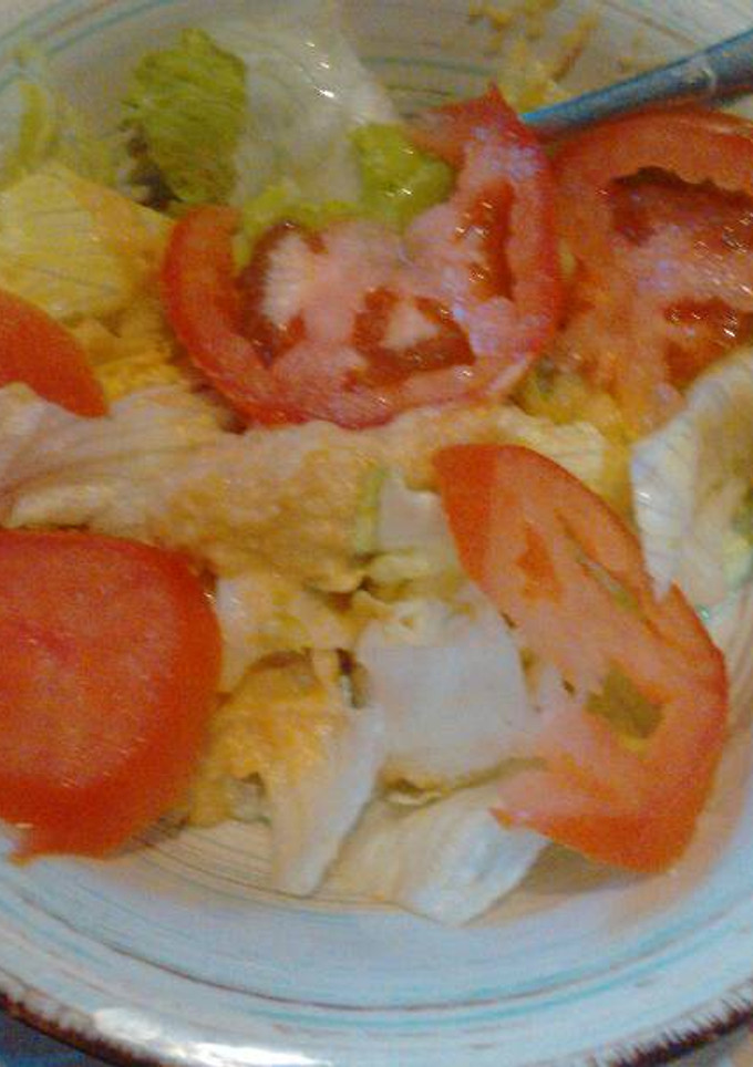 Una foto de Ensalada sencilla con hummus. ॐ