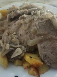 Una foto de Lomo encebollado al Rioja y patatas