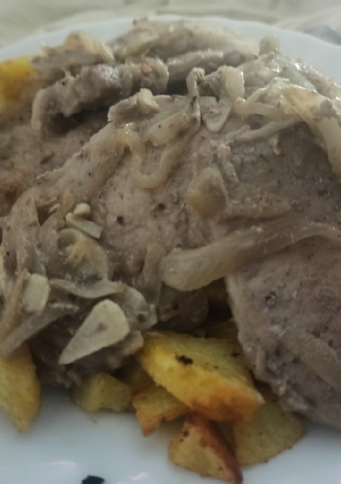 Una foto de Lomo encebollado al Rioja y patatas