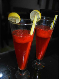 स्ट्रॉबेरी मोहितो(Strawberry Mojito recipe in hindi) रेसिपी मुख्य फोटो