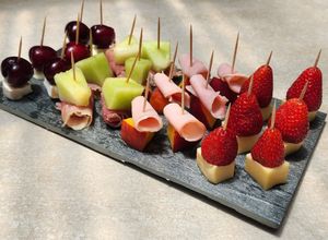 Una foto de 🍓🍑🍈🍒Pinchos de fruta, queso y fiambres🍒🍈🍑🍓