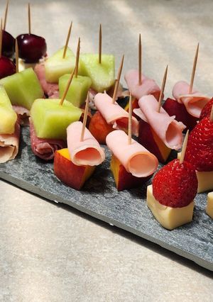 Una foto de 🍓🍑🍈🍒Pinchos de fruta, queso y fiambres🍒🍈🍑🍓