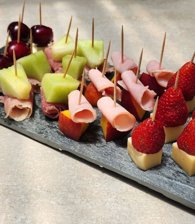 Una foto de 🍓🍑🍈🍒Pinchos de fruta, queso y fiambres🍒🍈🍑🍓