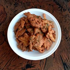 A picture of Veg crispy pakoray 🥬🥔🧅🥬.