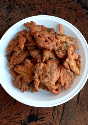 A picture of Veg crispy pakoray 🥬🥔🧅🥬.