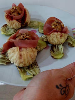 Foto di Antipasto di fichi freschi,prosciutto crudo e noci 🌹