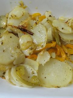 Una foto de Patatas, pimientos y cebolletas horneadas