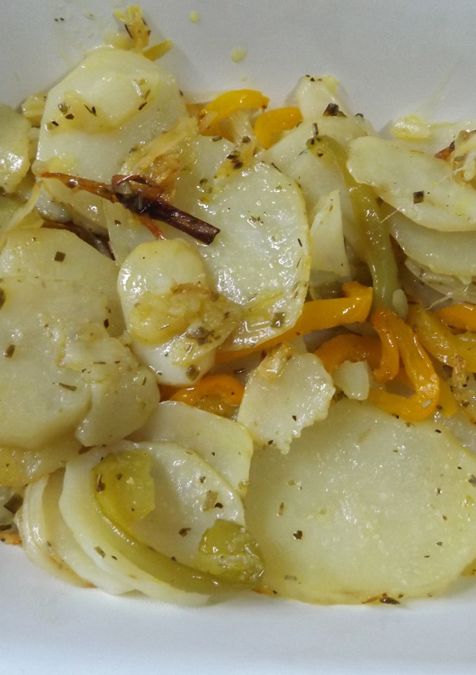Una foto de Patatas, pimientos y cebolletas horneadas