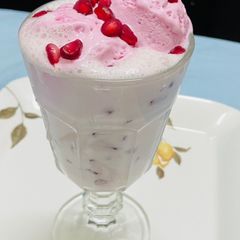 A picture of Roob Ruman /pomegranate smoothie.