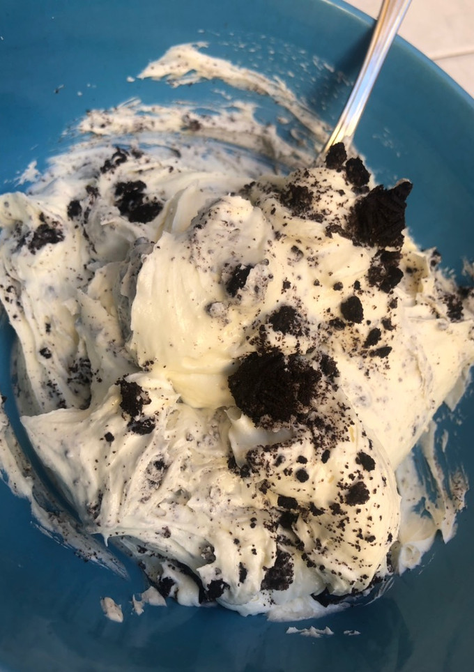 Una foto de Crema de queso y oreo (para rellenos o cobertura) 🥣🍫