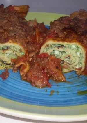 Una foto de Canelones de espinaca y ricota con salsa bolognesa achorizada