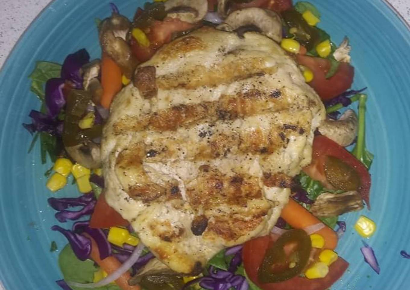 Pollo a la plancha en cama de ensalada fresca