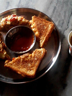 ब्रेड पिज़्ज़ा और ब्रेड प्याज़ चीज़ सैंडविच (Bread pizza aur bread pyaz sandwich recipe in Hindi) रेसिपी मुख्य फोटो