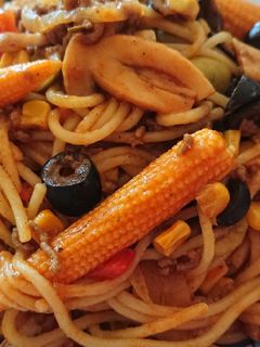 صورة لوصفة معكرونة بالخضار واللحمة الناعمة 😋