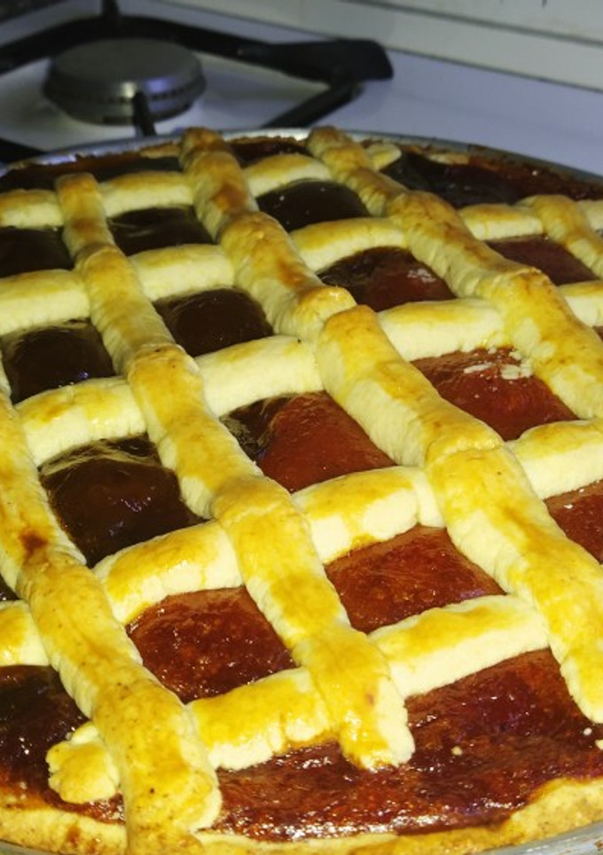 Una foto de Pasta frola fácil de membrillo y batata con chocolate ♥️