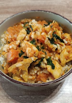 Una foto de Arroz con calabaza, pollo y espinacas al curry