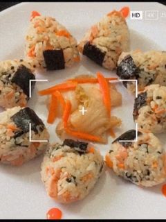 Hình của món Cơm nắm kim chi.