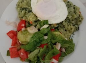 O poză a rețetei Orez cu spanac si oua prajit si salata de primavara.