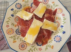 Foto principal de Carpaccio de higos, un buen jamón ibérico, queso brie y miel