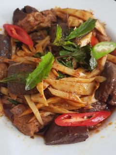 รูปของ กระดูกอ่อนผัดพริกแกงเผ็ดหน่อไม้
