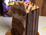 Bizcochuelo esponjoso y húmedo de chocolate 🍫🌈 decorado con las más ricas Chocovaritas 💖