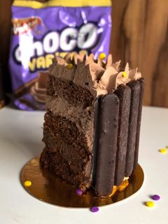 Una foto de Bizcochuelo esponjoso y húmedo de chocolate 🍫🌈 decorado con las más ricas Chocovaritas 💖