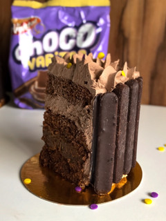 Una foto de Bizcochuelo esponjoso y húmedo de chocolate 🍫🌈 decorado con las más ricas Chocovaritas 💖