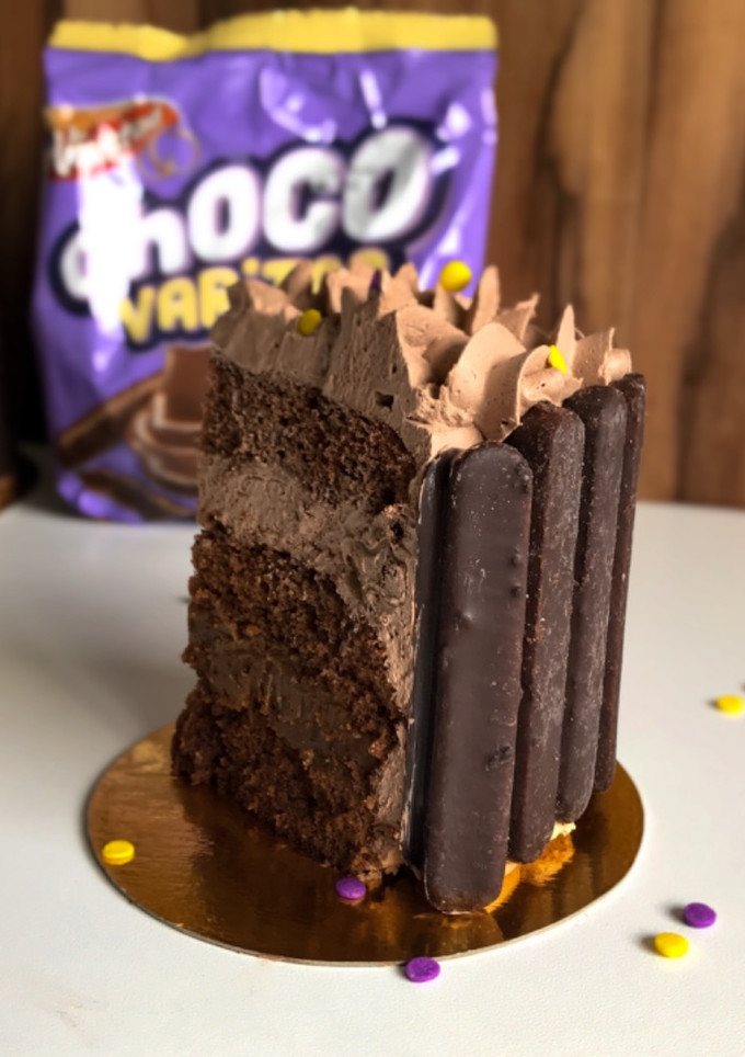 Una foto de Bizcochuelo esponjoso y húmedo de chocolate 🍫🌈 decorado con las más ricas Chocovaritas 💖